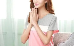 男生对女生迈开腿尝尝你的草莓